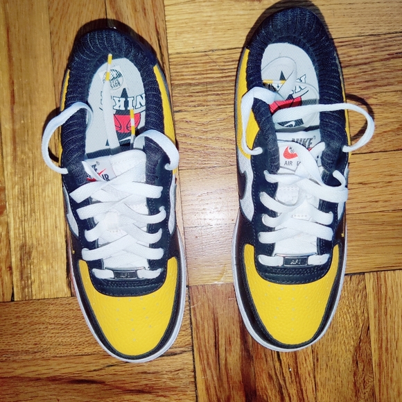 Like New Boys Nike Sneakers (worn once) - Picture 4 of 5